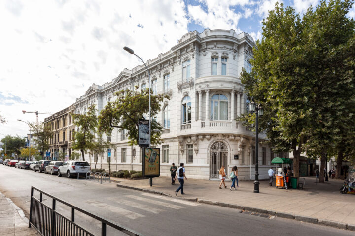 El CAM Santiago y la Universidad Diego Portales suscriben convenio de colaboración académica y pasantías